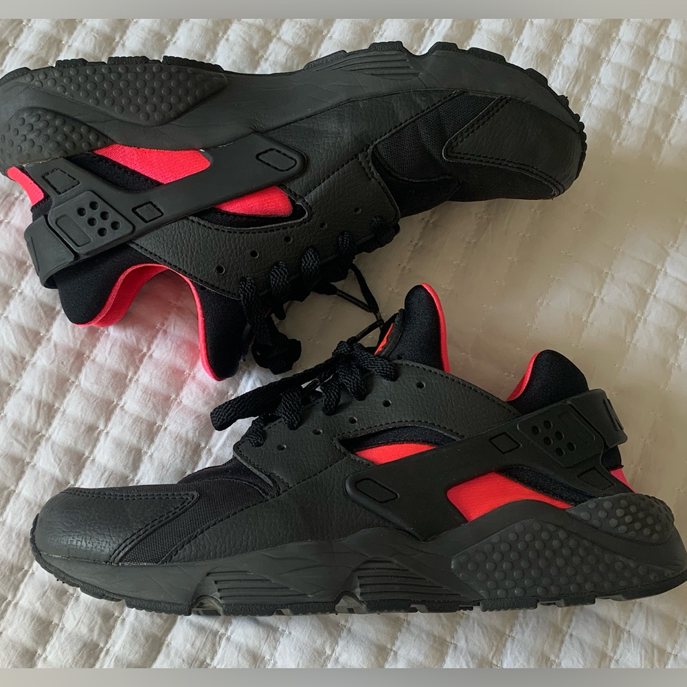 Nike Air Huarache black neon pink 9.5 women